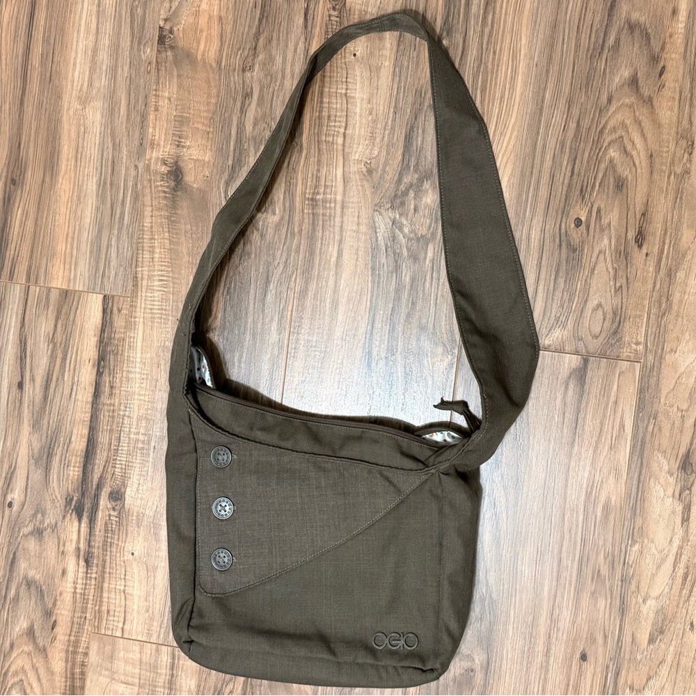 OGIO Woman’s Brooklyn Tablet Purse.